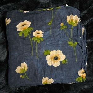 Spearmint Love Deluxe Muslin Swaddle, White Anemone